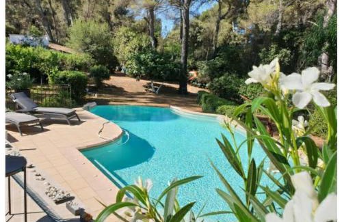 11th Arrondissement Villa | UN OASIS EN PROVENCE