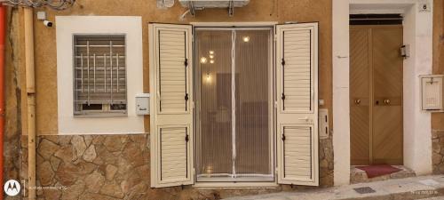 Gela House | Under Royal