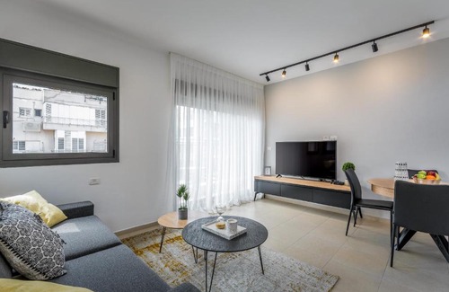 Tel Aviv Apartment | Unique 2BDR with balcony close to Gordon Beach