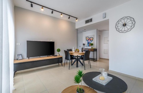Tel Aviv Apartment | Unique 2BDR with balcony close to Gordon Beach