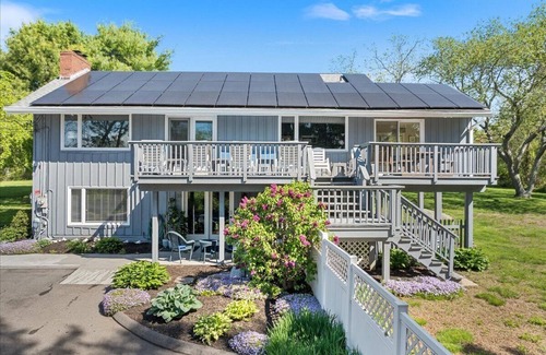 Mystic House | Unique Retreat w/Private Patio, 4 King Beds & BBQ