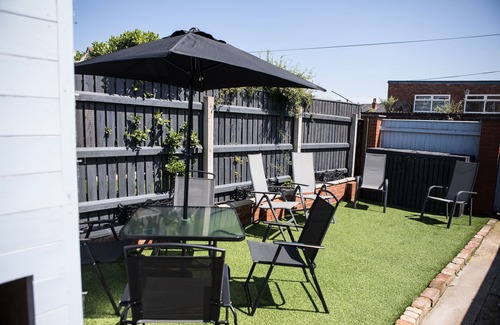 Cleethorpes House | Unique/Stylish Whole House Close to Beaches Restaurants Shops. Pet Friendly!