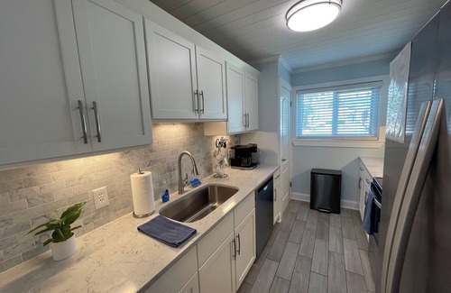 Destin House | 🏝️Updated Beach Townhome ~ Steps to the beach & pool with "Free Beach Service"🏖️