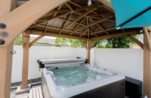 Spokane House | Updated Family Friendly Hillyard Gem NEW HOT TUB!