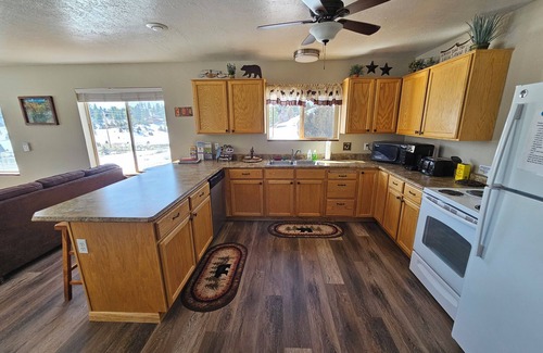 Long Valley Junction Cabin | Updated for 2025! Midway between Bryce & Zion. Hike, Bike, ATV, Stars, Wildlife.