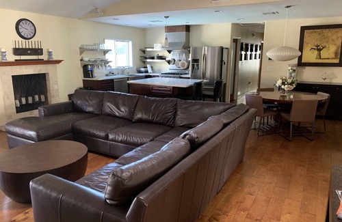 Avant House | Updated Luxury with Games and Pickleball. 7 passenger mini van available!