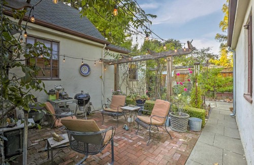 West Menlo Park House | Updated Menlo Park English Tudor Garden Cottage!