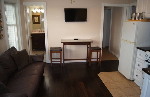Grant Hill Condo | Upgraded Unit w/Bay & Bridge Views. Close to DT, Conv Ctr, Zoo, Beaches, Parks.