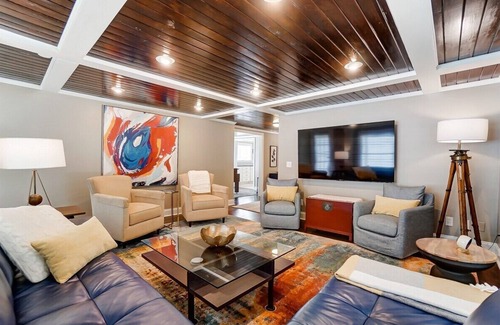 NoDa House | Uptown Stunner w/ Hot Tub & Foosball | King Suit
