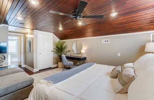 NoDa House | Uptown Stunner w/ Hot Tub & Foosball | King Suit