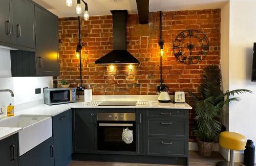 St Albans Apartment | Urban Chic- Stylish Flat in the Heart of St Albans