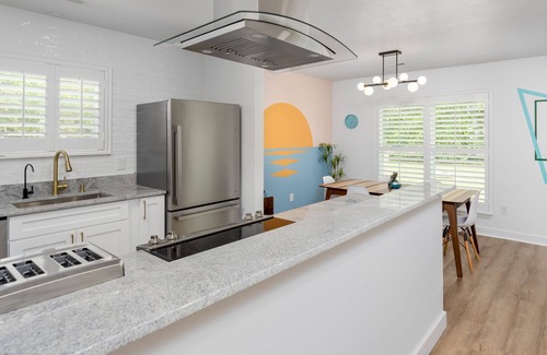 Eagles Nest House | Urban Sophistication, Tropical Vibes, Hot Tub, Close to Beach! Clean!