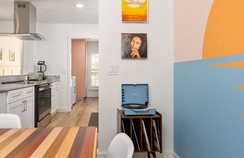 Eagles Nest House | Urban Sophistication, Tropical Vibes, Hot Tub, Close to Beach! Clean!