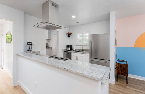 Eagles Nest House | Urban Sophistication, Tropical Vibes, Hot Tub, Close to Beach! Clean!