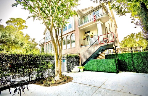 South Central Houston House | UV Air Purification | Medical District | Restaurants | Parks | Kid Friendly