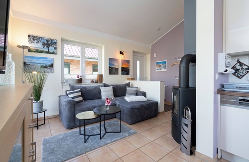 Pelzerhaken House | Vacation home close to the beach for 4 people and dog with sauna, fireplace and fenced garden.