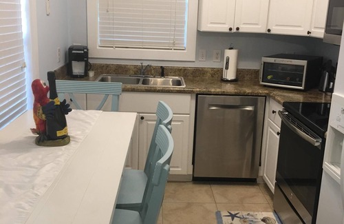 Ono Island Condo | Vacation Paradise at Purple Parrot Resort Relax at the Tiki Bar New on