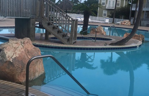 Ono Island Condo | Vacation Paradise at Purple Parrot Resort Relax at the Tiki Bar New on