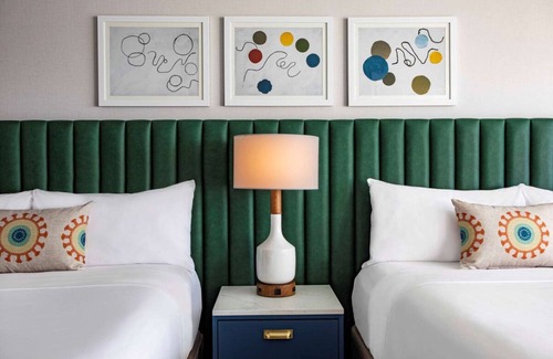 Downtown Chicago Resort | Vacation Starts Here! Near Chicago Riverwalk and The River Theater, Pets Allowed