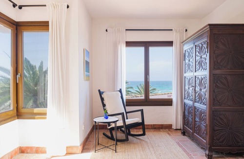 Atlanterra Villa | Vacation villa with direct access to the beach