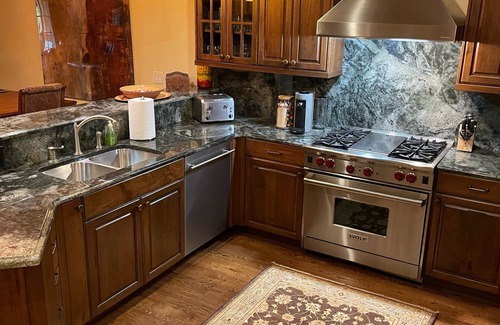 Vail Condo | Vail Village Luxury Condo-Private Hot Tub, Mountain Views and Walk to Lifts!