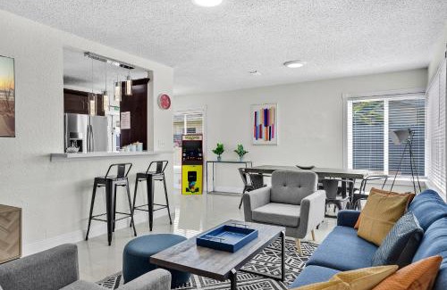 Driftwood House | Ventur Oasis Lux Hollywood Private Pool Retreat