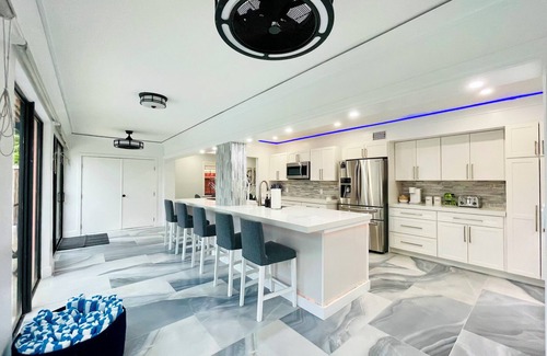 Oakland Park House | Very large 4 bedroom house-restaurants-central-heated pool-balconies