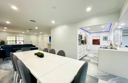 Oakland Park House | Very large 4 bedroom house-restaurants-central-heated pool-balconies