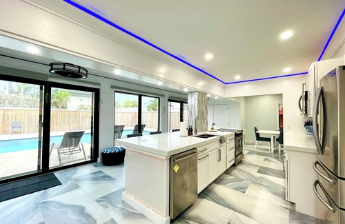 Oakland Park House | Very large 4 bedroom house-restaurants-central-heated pool-balconies