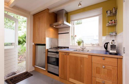 Waterland House | Very nice cottage in Durgerdam, with private garden, free parking, pets allowed