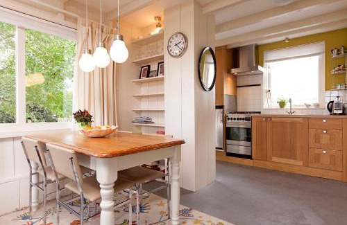 Waterland House | Very nice cottage in Durgerdam, with private garden, free parking, pets allowed