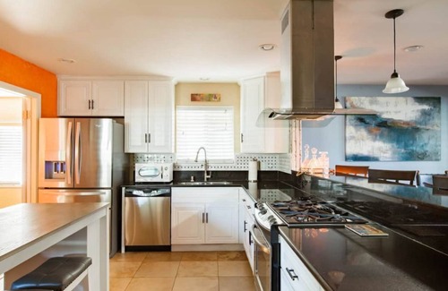 Lincoln Acres House | Vibrant, entertaining, & cozy spacious home with artistic flare!