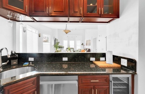 Communipaw Apartment | Views of NY Skyline & Statue of Liberty with Pool Table, 5min to train to NYC