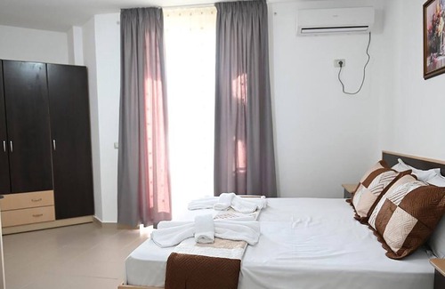 Shkembi i Kavajes House | Vila Oxinn