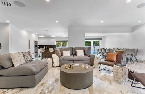 Highland Lakes Villa | Villa Bianco ☀️Spacious Luxury 5 bed 3.5 bath ☀️New Pool & BBQ ☀️Aventura Mall