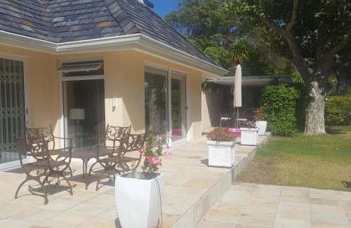 Lakeside Villa | Villa Karibu