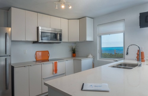 Cockburn Town House | Villa Kaya - Orange Suite W/Golf Cart - Ocean Front