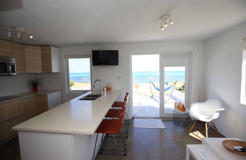 Cockburn Town House | Villa Kaya - Orange Suite W/Golf Cart - Ocean Front