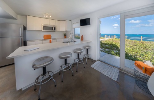 Cockburn Town House | Villa Kaya - Orange Suite W/Golf Cart - Ocean Front