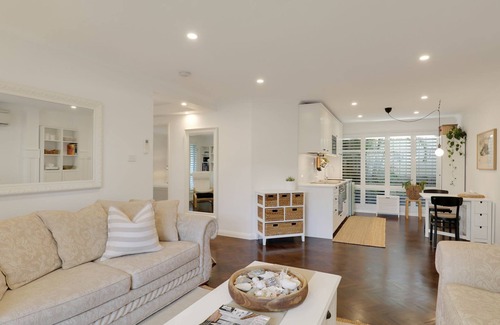 Corlette Villa | Villa Luna- just moments from the coastline, perfect for a couples’ getaway.