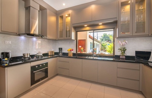 Nong Prue Villa | Villa Pattaya Hill minutes from the Beach/Pattaya/FREE Electricity