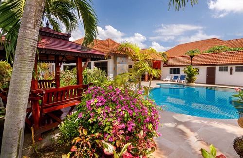 Nong Prue Villa | Villa Pattaya Hill minutes from the Beach/Pattaya/FREE Electricity