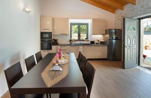 Vlachopoulatika Villa | Villa Rei 3 Bedroom Villa with Pool