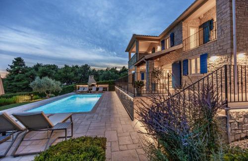 Strpacici Villa | Villa Sterpazzi - near Porec with Sea View, private Jacuzzi, Sauna and Pool