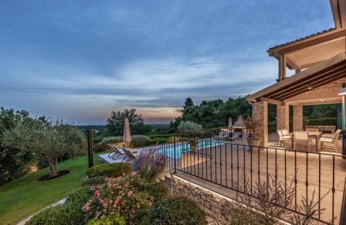 Strpacici Villa | Villa Sterpazzi - near Porec with Sea View, private Jacuzzi, Sauna and Pool