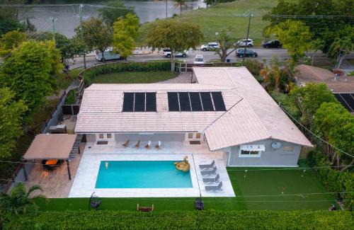 North Miami Beach Villa | Villa w/a Huge Terrace & Grill Mini Golf Pool