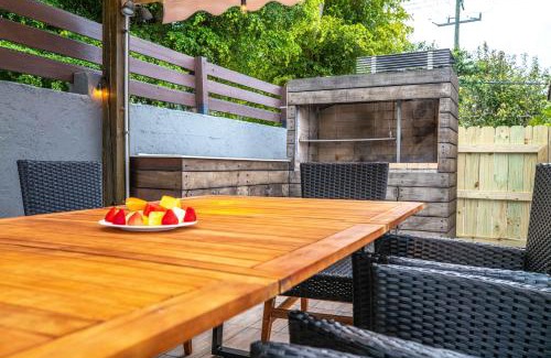 North Miami Beach Villa | Villa w/a Huge Terrace & Grill Mini Golf Pool