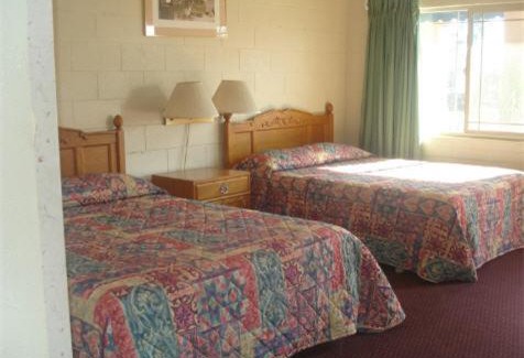 Tulare Hotel | Village Inn