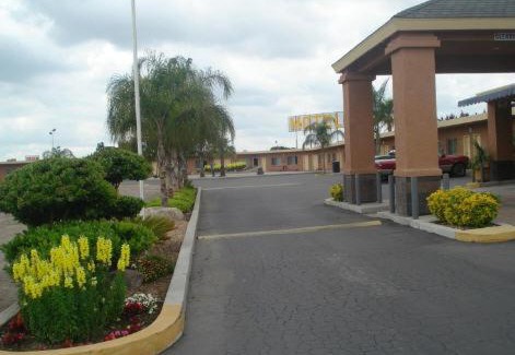 Tulare Hotel | Village Inn