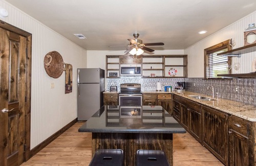 Fredericksburg Hotel | Vineyard Trail Cottages - Adults Only